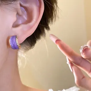 Orecchini a cerchio a C in smalto viola con bordi dorati per donna stile retrò