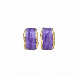 Orecchini a cerchio a C vintage in oro con smalto marmorizzato viola da donna