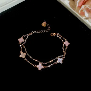 Primer plano de pulsera de flores bañada en oro rosa de 18k con circonitas.