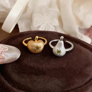 Bagues ouvertes élégantes en métal brossé pomme et poire avec zircon vert brillant