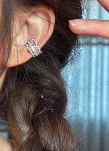 Gros plan d'une manchette d'oreille vintage en dentelle avec zircons étincelants