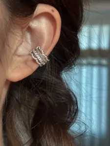 Détail du cuff d'oreille en dentelle plaqué or 18k avec zircons porté sur l'oreille