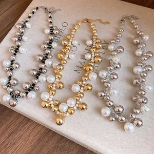 Collier de Perles Artificielles et Alliage de Style Vintage pour Femme Élégante Chaîne de Clavicule en Perles de Métal pour le Quotidien