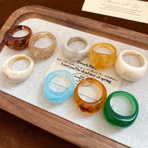 Lot de bagues minimalistes en résine colorée avec finitions ambre et marbre élégantes