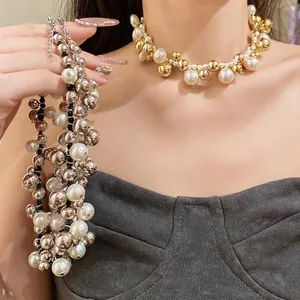 Élégant collier ras du cou vintage avec de grosses perles et des perles en métal