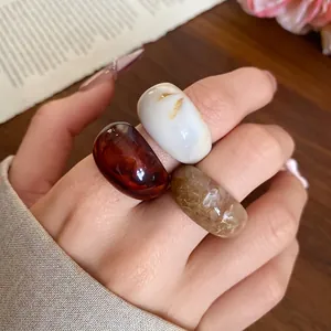 Ensemble de bagues rondes en résine minimaliste en styles ambre et marbré
