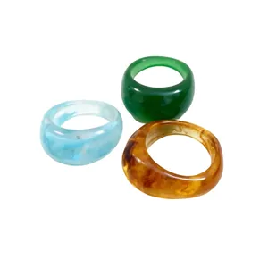Ensemble de bagues rondes en résine minimaliste en ambre, vert et marbre bleu