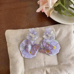 Eleganti orecchini a fiore in resina lavanda con farfalle e scaglie di foglia d'oro
