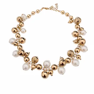 Collier vintage élégant en perles dorées et blanches avec des sphères gravées