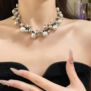 Détail d'un collier ras du cou vintage avec perles et billes d'argent sur un mannequin
