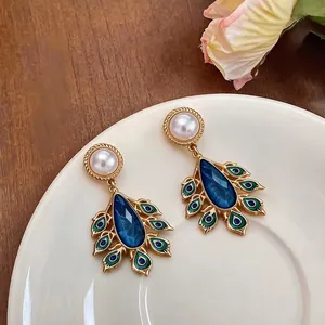 Exquisite Vintage-Ohrringe im Palaststil mit Tropfenperlen und blauem Pfauenfedermuster