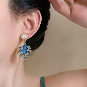 Vintage Palaststil Perlenohrringe mit pfauenblauen Emaille-Details