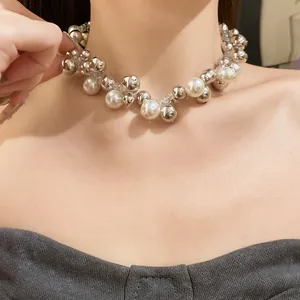 Élégant collier rétro en perles et billes argentées pour un look sophistiqué et chic