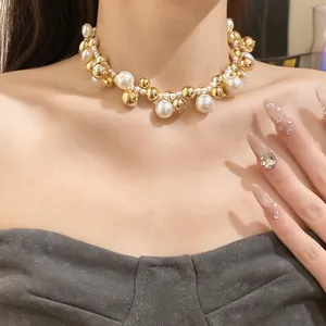 Vue détaillée d'un collier ras du cou vintage avec perles d'imitation et boules dorées