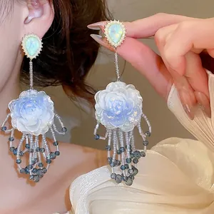 Elegante vintage blaue Rose Wassertropfen Perlenohrringe mit feinen Perlenquasten für Damen.