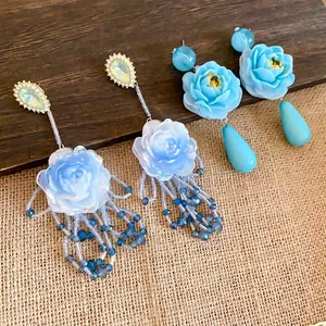 Elegante Vintage-Rosenohrringe mit blauen Tropfenperlen und feinen Kristallakzenten