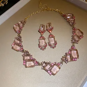 Vintage paleisstijl sieradenset met roze geometrische kristallen en goudkleur