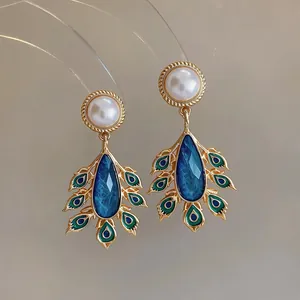 Detailansicht von Vintage Gold-Perlenohrringen mit blauem und grünem Emaille-Pfauendesign