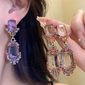 Vintage hangers in hofstijl met grote geometrische kristallen en roze strassteen