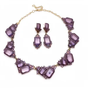 Vintage goudkleurige sieradenset met paarse geometrische kristallen, ketting en oren