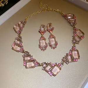 Gedetailleerd beeld van luxe vintage paleisstijl ketting en oorbellen met roze kristal