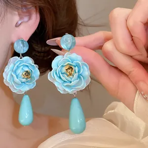 Elegante blaue Rosen-Ohrhänger im Vintage-Palaststil mit großen Wassertropfen-Perlendetails