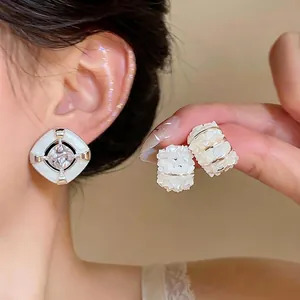 Orecchini a Bottone a Rombo in Zirconia e Conchiglia Stile Palazzo Francese Con Perno in Argento Sterling 925 per Donna Gioielli Eleganti