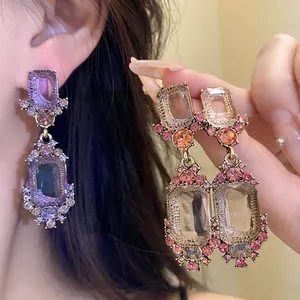 Detailweergave van deze vintage oorbellen met paarse en roze kristallen steentjes