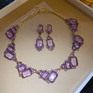 Detailopname van een luxe vintage paarse edelsteen ketting en oorbellen set in paleisstijl