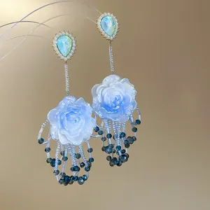 Detailansicht der blauen Vintage-Rosenohrringe mit Tropfensteinen und Perlenquasten