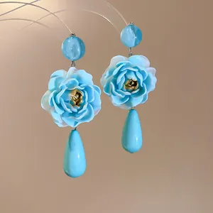 Vintage blaue Rosenohrringe mit hellblauen Tropfenanhängern und Goldakzenten