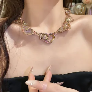 Gedetailleerde weergave van een vintage ketting met geometrische stenen en strass