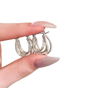 Orecchini a cerchio a U in argento minimalisti con design incrociato unico da donna