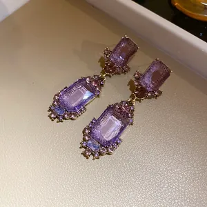 Detailweergave van paarse kristallen hangorbellen in vintage-stijl met pavé-accenten.