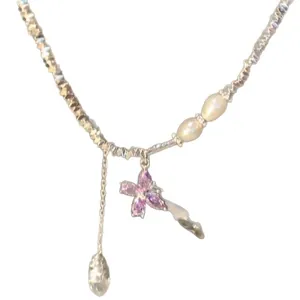 Collana di perle d'argento elegante con farfalla di zircone rosa e dettagli di perle.