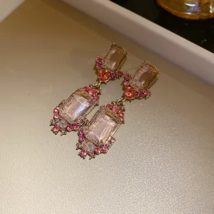 Prachtig close-up van vintage barokke hangende oorbellen met roze kristallen details