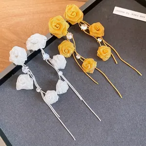 Elegante handgefertigte Rosenblüten-Ohrringe mit Quasten und Kristallen auf einem Display-Tablett