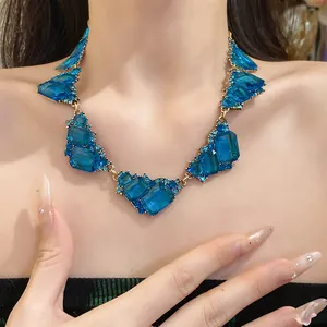 Detailoverzicht van vintage ketting met grote blauwe smaragd geslepen kristallen