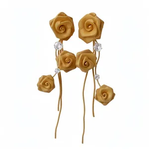 Elegante goldene Rosen-Ohrringe aus Stoff mit Quasten und Kristallen im französischen Stil