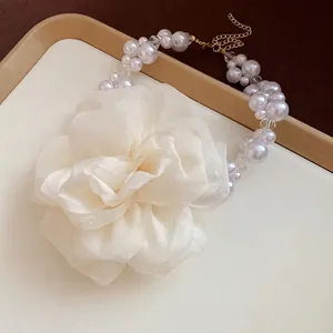 Elegante collana in acciaio inossidabile con grande fiore di chiffon e perle