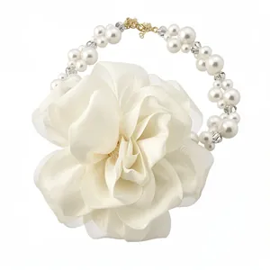Elegante collana di perle con fiore in chiffon bianco e chiusura dorata.