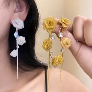 Detailansicht der exquisiten französischen Rosentassel-Ohrringe mit Silbernadeln