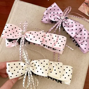 Barrettes à cheveux élégantes en satin à pois avec cristaux en diverses teintes pastel.