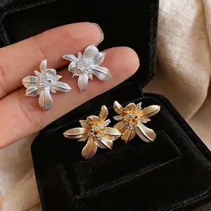 Elegantes pendientes de botón florales con circonitas en plata y oro estilo vintage