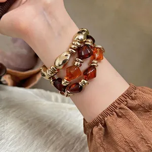Vintage-Set aus elastischen Armbändern mit unregelmäßigen geometrischen Bernstein-Perlen