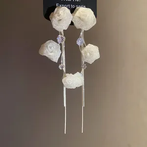 Elegante weiße Netzrosen-Ohrringe mit silbernen Nadeln und Quasten.