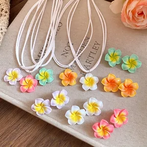 Kleurrijke Plumeria bloem sieradenset perfect voor de Hawaiiaanse zomerse vakantie