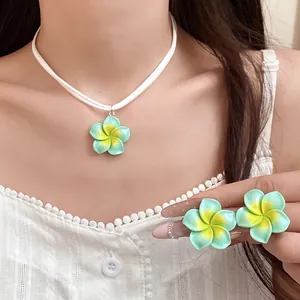 Elegante zomerse Hawaï-stijl plumeria bloem hanger ketting en oorbellen sieradenset