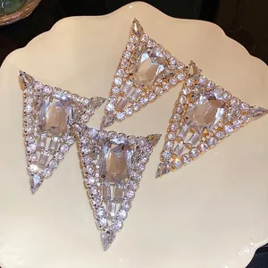 Elegantes pendientes triangulares con pedrería brillante y aguja de plata para mujer