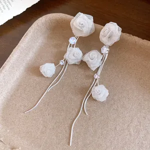 Elegante weiße Mesh-Rosen-Ohrhänger mit Kristallen und glänzenden Silberketten